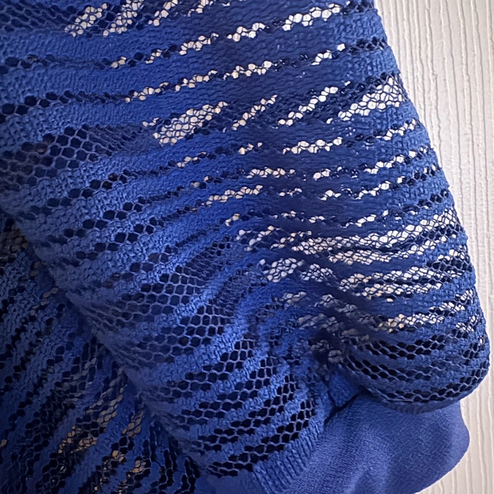 Elegant Blue Top with Lace Sleeves - Picture 2 of 4